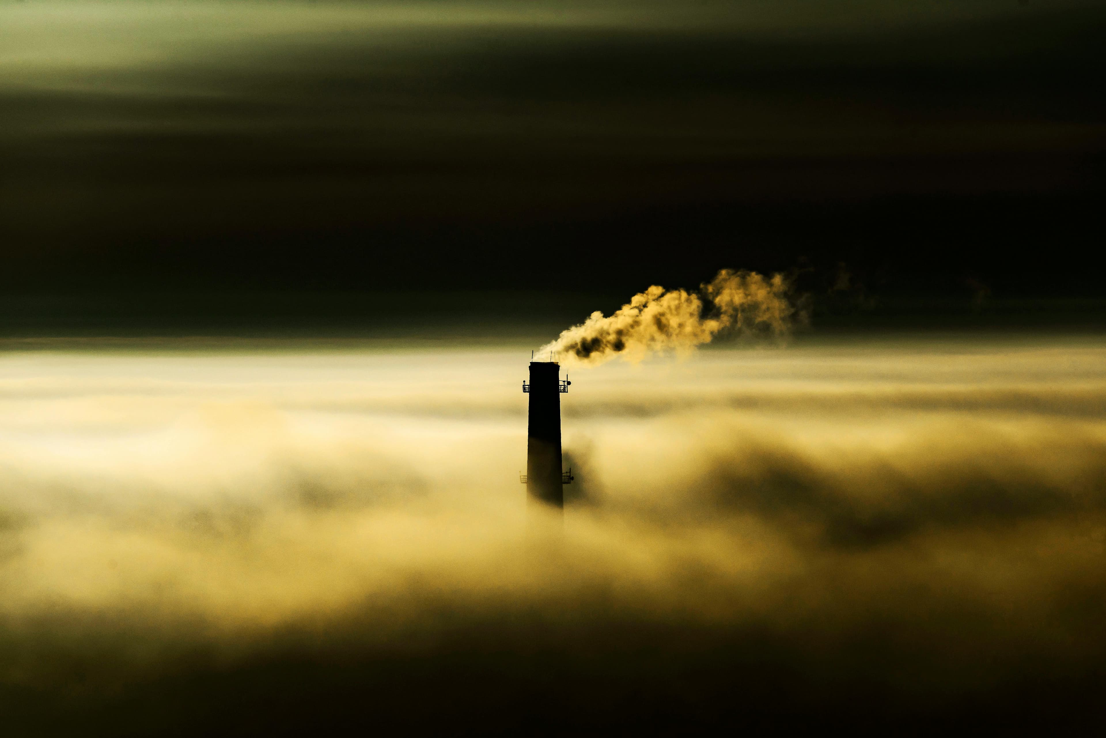 Industrieanlage als Symbol fuer CO2-Kosten und CBAM-Finanzplanung