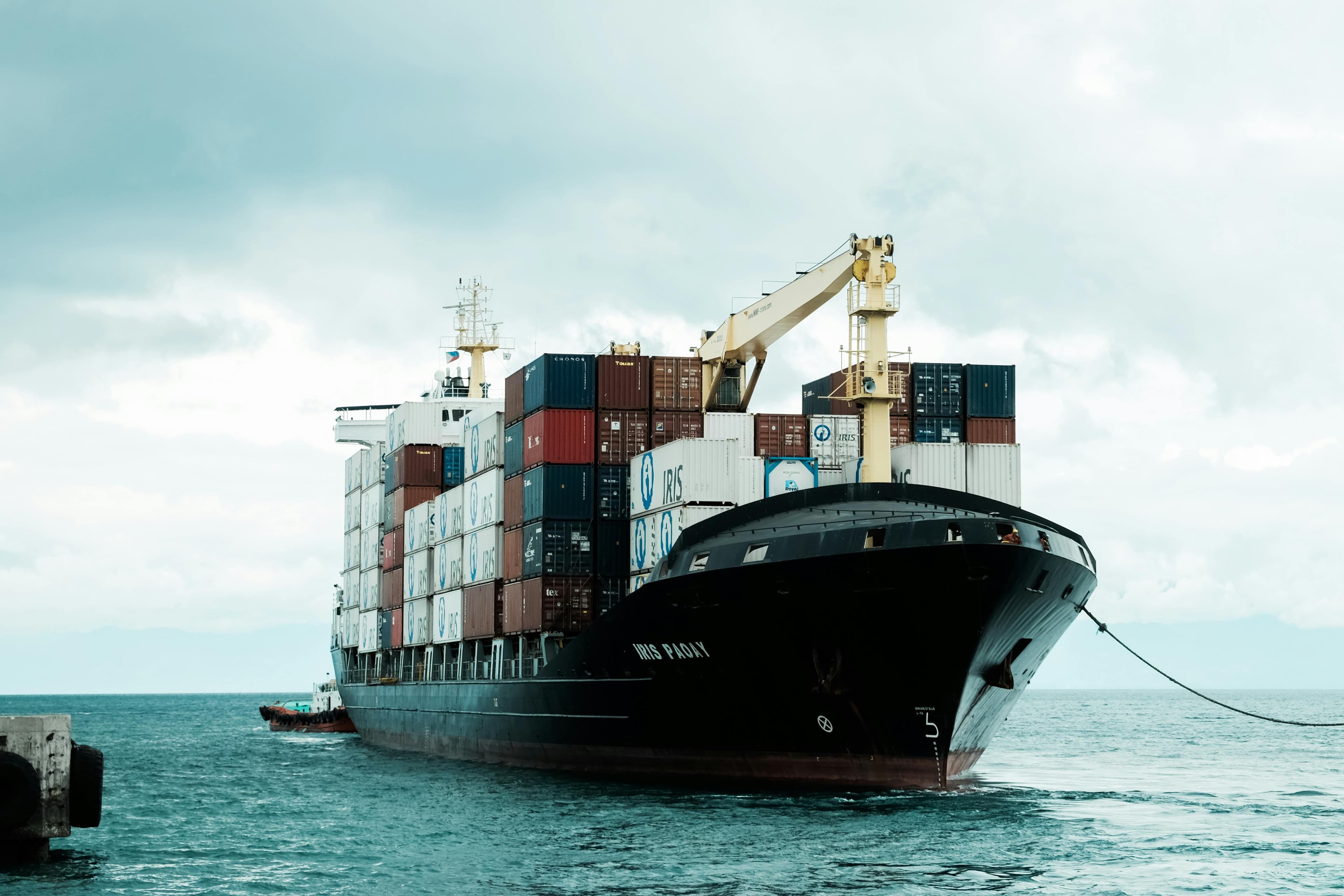 Containerschiff als Symbol fuer Importdaten und CBAM-Pruefung