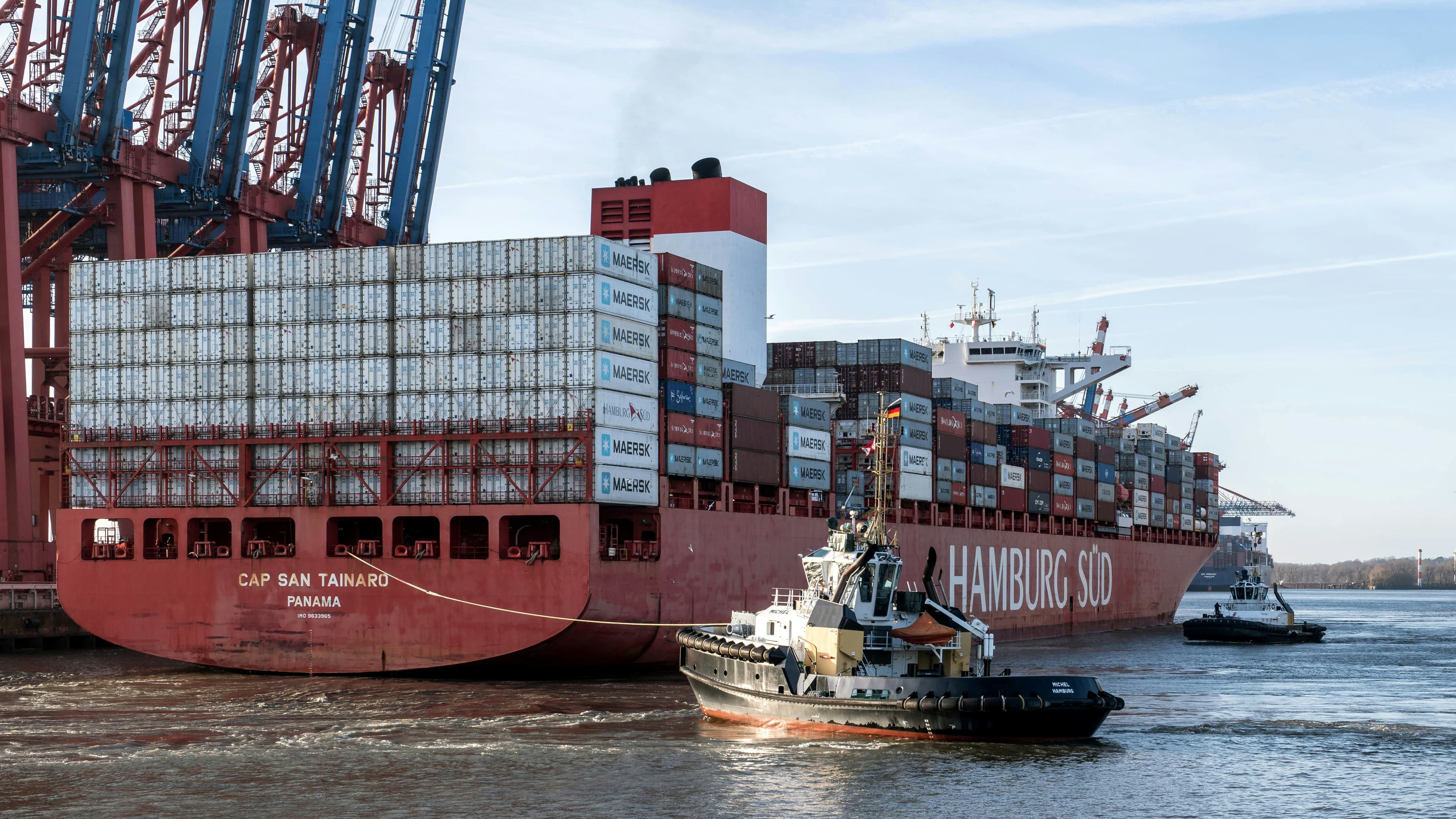 Containerschiff im Hafen als Symbol für internationale Importprozesse